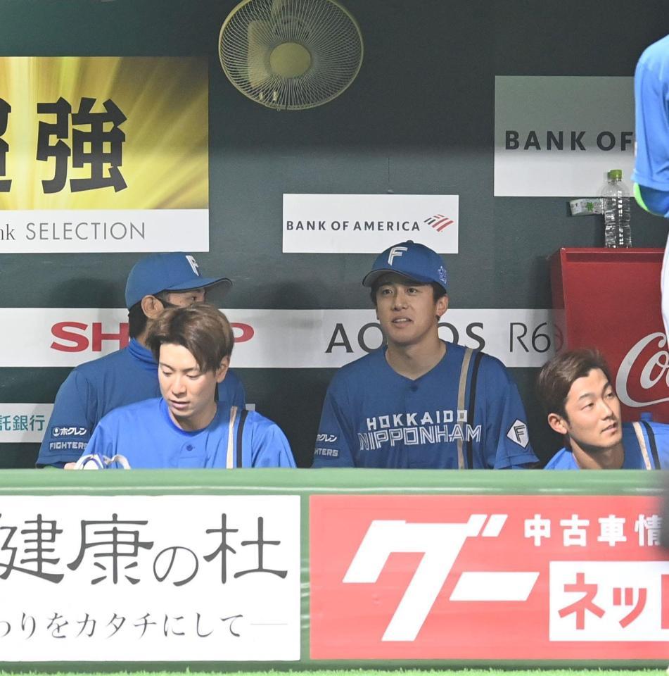 　１回をなんとか無失点に抑え、ベンチで安どの表情を見せる北山（右）＝撮影・高石航平