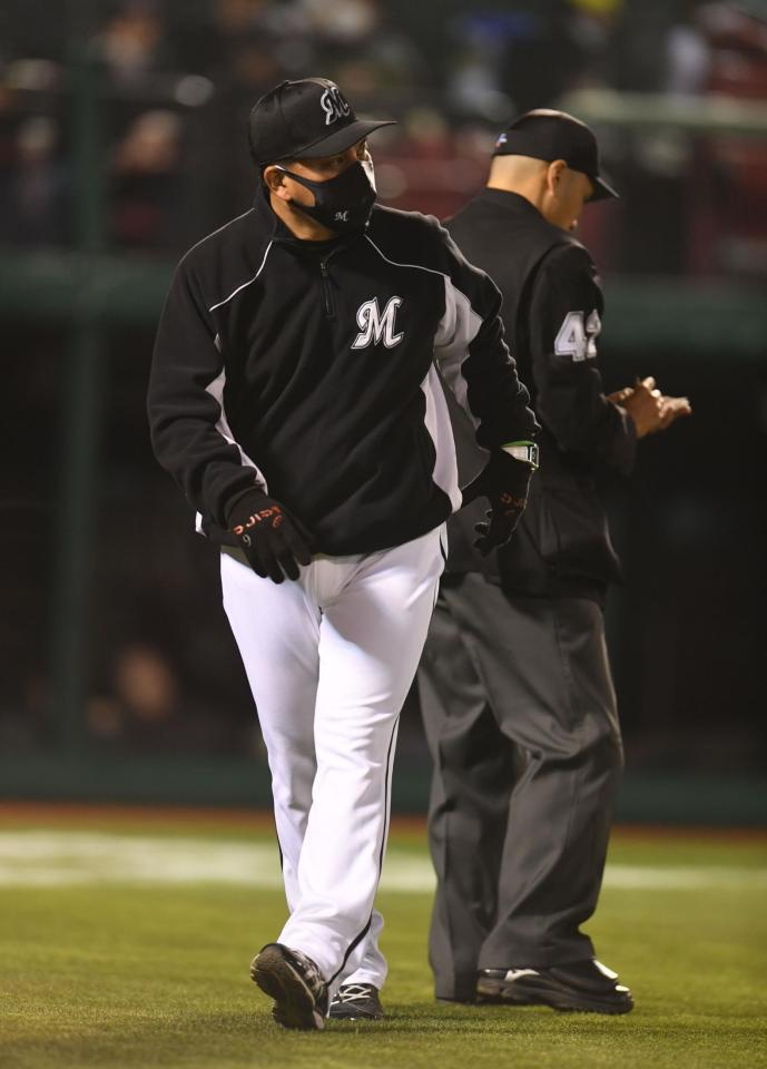 　８回、投手交代を告げた井口監督（撮影・開出牧）