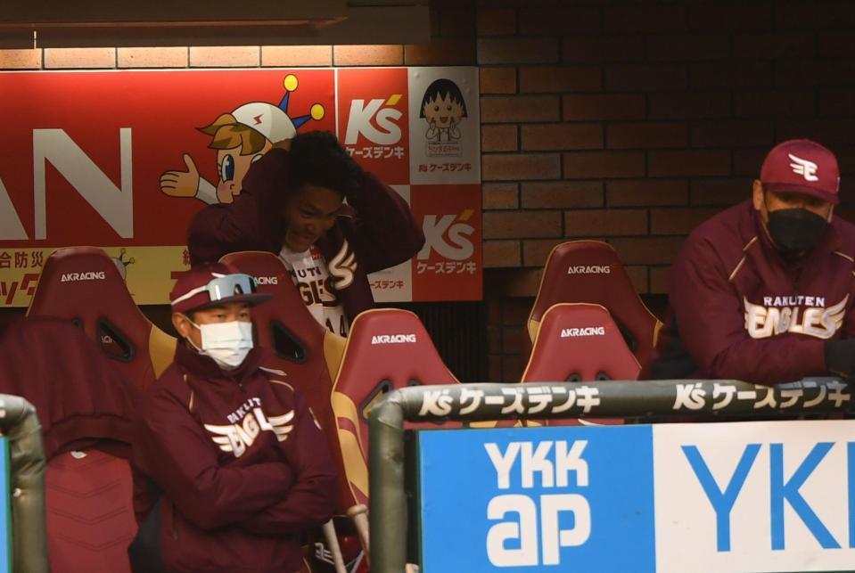 　６回途中で降板しベンチ奥で悔しそうに頭をかきむしる則本（後方）＝撮影・開出牧