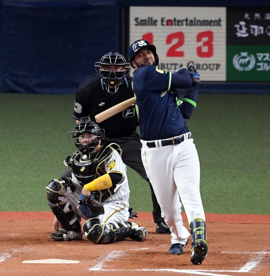 　８回、サンタナは中越えに２ランを放つ（撮影・山口登）