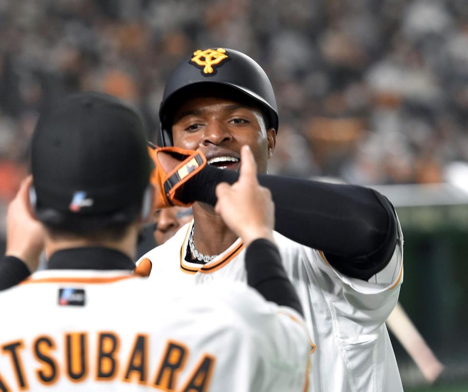 　５回、ポランコは右前適時安打を放ち、ナインに迎えられる（撮影・佐藤厚）