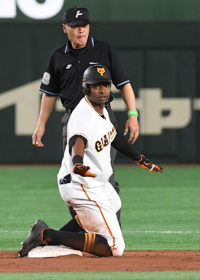 　５回、ポランコは右前適時安打を放ち、送球の間に二進（撮影・佐藤厚）