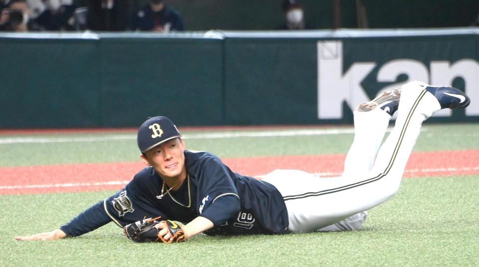 　５回、外崎のバントの打球に飛び付く山本（撮影・堀内翔）