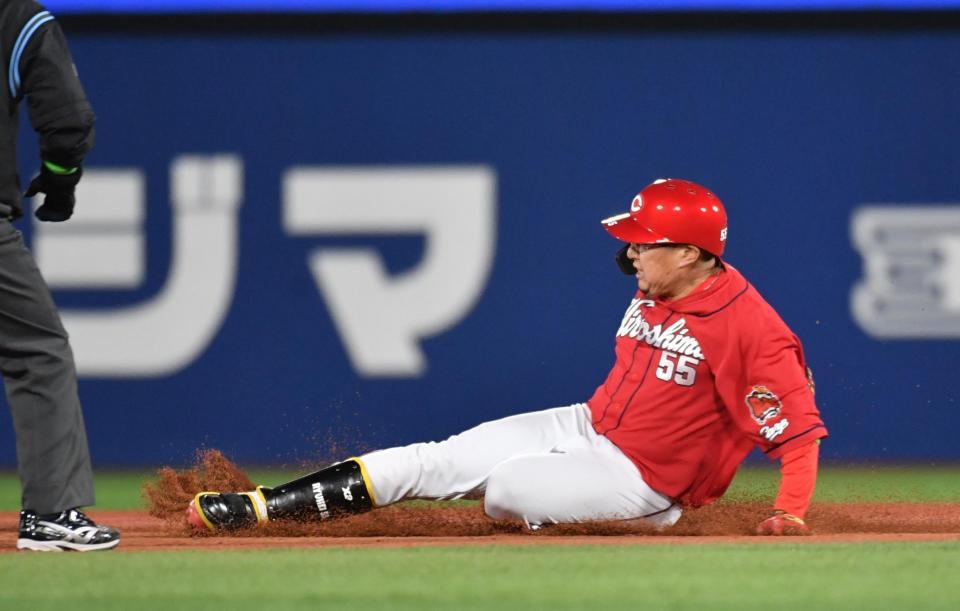 　２回、一塁への打球を知野が失策。二進を決める松山（撮影・佐々木彰尚）