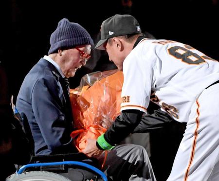 　文化勲章受章を祝し、原監督（右）から花束を贈られる長嶋終身名誉監督