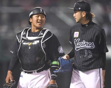 　７回、ピンチで鈴木を左飛に打ち取り石川（右）と言葉を交わす松川