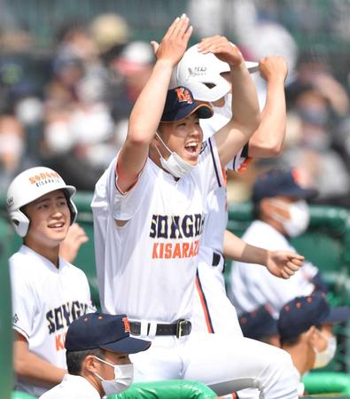 　８回、同点に追いつき手をたたいて喜ぶ木更津総合・越井（撮影・伊藤笙子）