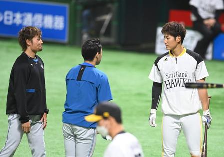 　２５日の死球について上林（右）に謝る伊藤（左）と根本（撮影・高石航平）
