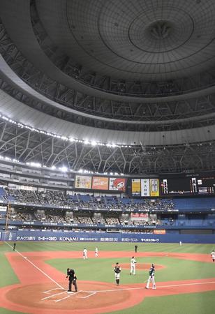 　１回、山田の打球が天井にあたり、ファウルとなる（撮影・飯室逸平）