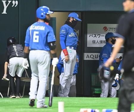 　開幕連敗となり悔しそうに引き揚げる新庄ビッグボス（中央）（撮影・高石航平）