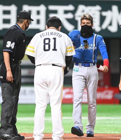 　メンバー表交換するソフトバンク・藤本監督と日本ハム・新庄ビッグボス（撮影・高石航平）