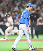 　２回、栗原に先制ソロを許した古川侑（撮影・高石航平）