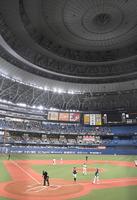 　１回、山田の打球が天井にあたり、ファウルとなる（撮影・飯室逸平）