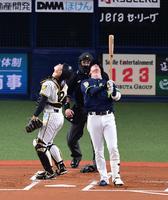 　１回、山田は高々と打ち上げる（捕手・坂本）＝撮影・山口登