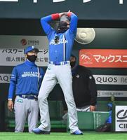 　４回、清宮の特大飛球がファウルとなり頭を抱える新庄ビッグボス（撮影・高石航平）