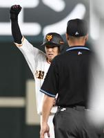 　８回、若林は勝ち越し打を放ち、ガッツポーズ（撮影・佐藤厚）