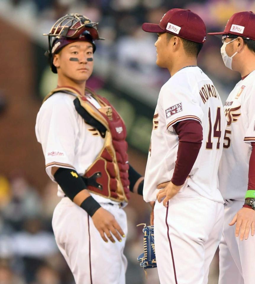 　６回、レアードに適時打を許し降板する則本（中央）と険しい表情の安田