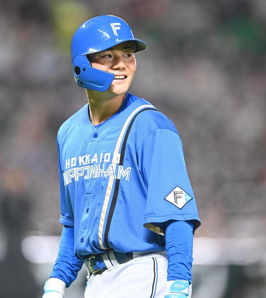 　４回、特大ファウルを放ちポール際を苦笑いで見つめる清宮（撮影・高石航平）