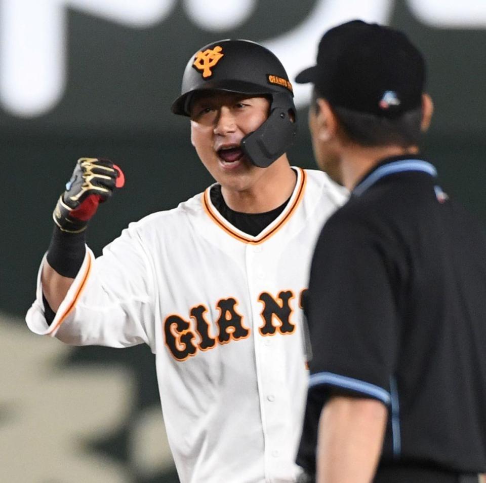 　８回、中田翔は左中間に適時二塁打を放つ（撮影・佐藤厚）