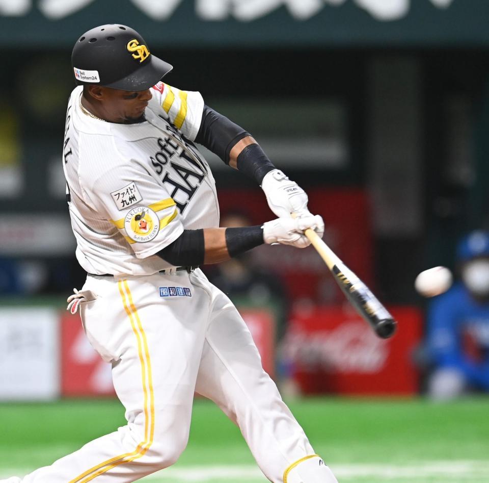 　５回、適時二塁打を放つグラシアル（撮影・高石航平）