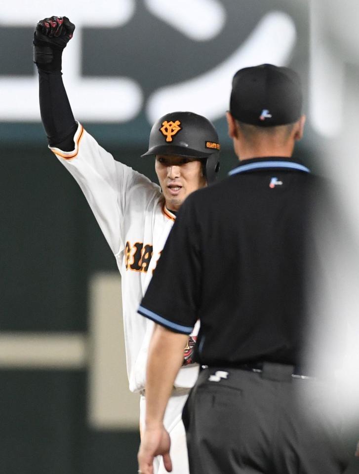 　８回、若林は勝ち越し打を放ち、ガッツポーズ（撮影・佐藤厚）