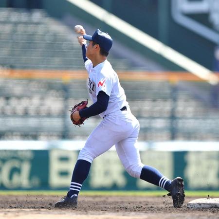 ６回、若狭の打球を大垣日大二塁手・袴田が送球し損なうも、遊撃手・斉賀が捕球。三塁へ送球し二走・永井をアウトにする（撮影・吉澤敬太）