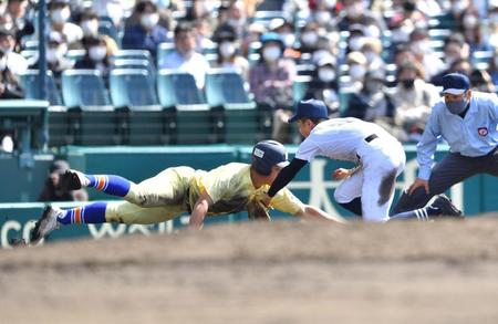 　６回、若狭の打球を二塁手・袴田が送球し損なうも、遊撃手・斉賀が捕球。三塁へ送球し二走・永井をアウトにする。三塁手は高橋（撮影・吉澤敬太）