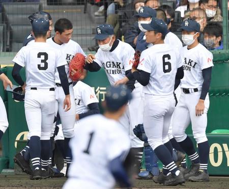 　５回の攻撃前、選手に指示を出す大垣日大・阪口監督（中央）＝撮影・伊藤笙子