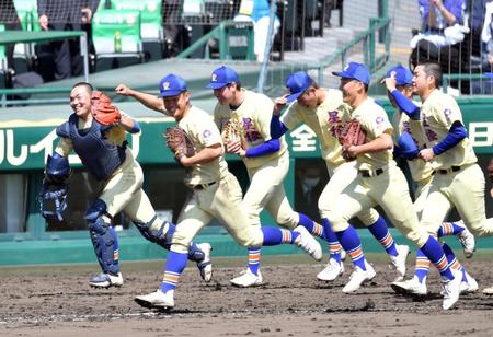 　８強入りを果たし、笑顔で一塁側スタンドに向かう星稜ナイン（撮影・伊藤笙子）