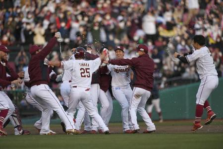 　１１回、サヨナラ打を放ちナインから手荒い祝福を受ける田中和（２５）＝撮影・開出牧