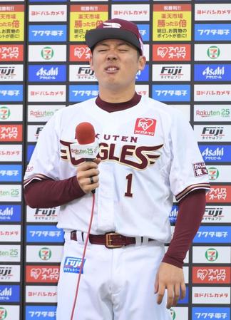 　ヒーローインタビューのお立ち台で花粉症に苦しむ松井裕（撮影・開出牧）