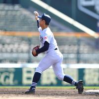 ６回、若狭の打球を大垣日大二塁手・袴田が送球し損なうも、遊撃手・斉賀が捕球。三塁へ送球し二走・永井をアウトにする（撮影・吉澤敬太）