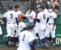 　５回の攻撃前、選手に指示を出す大垣日大・阪口監督（中央）＝撮影・伊藤笙子