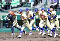 　８強入りを果たし、笑顔で一塁側スタンドに向かう星稜ナイン（撮影・伊藤笙子）