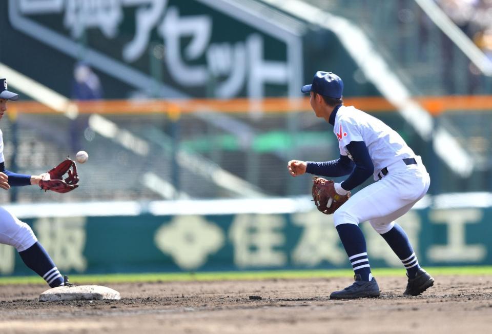 　６回、若狭の打球を二塁手・袴田（右）が送球し損なうも、遊撃手・斉賀（左端）が捕球。三塁へ送球し二走・永井をアウトにする（撮影・吉澤敬太）