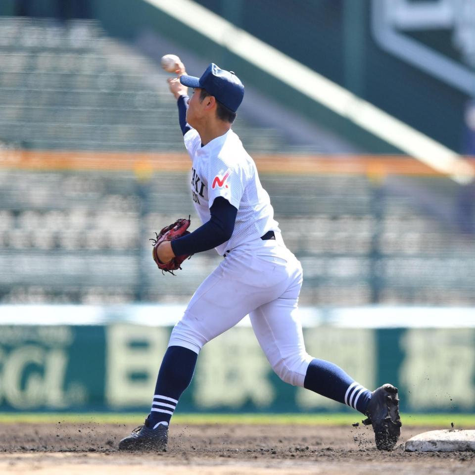 ６回、若狭の打球を大垣日大二塁手・袴田が送球し損なうも、遊撃手・斉賀が捕球。三塁へ送球し二走・永井をアウトにする（撮影・吉澤敬太）