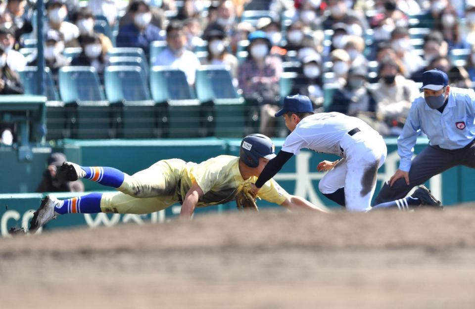 　６回、若狭の打球を二塁手・袴田が送球し損なうも、遊撃手・斉賀が捕球。三塁へ送球し二走・永井をアウトにする。三塁手は高橋（撮影・吉澤敬太）