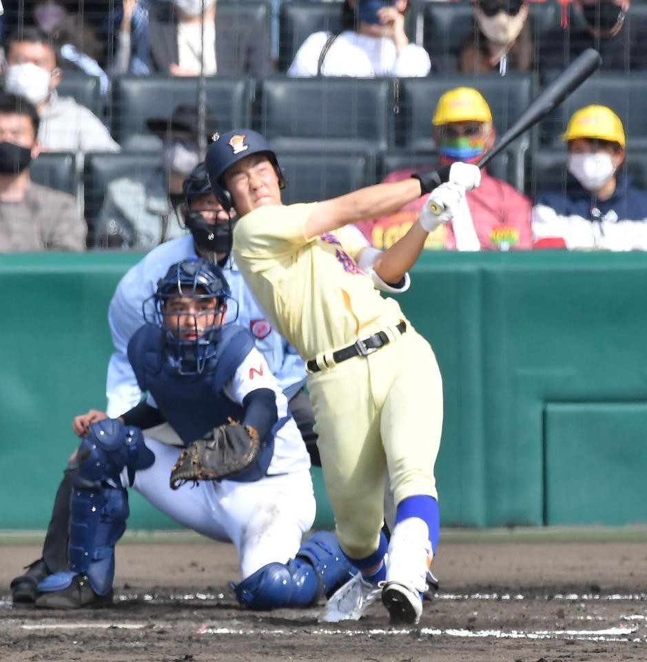 　３回、左越え２ランを放つ星稜・若狭（撮影・伊藤笙子）