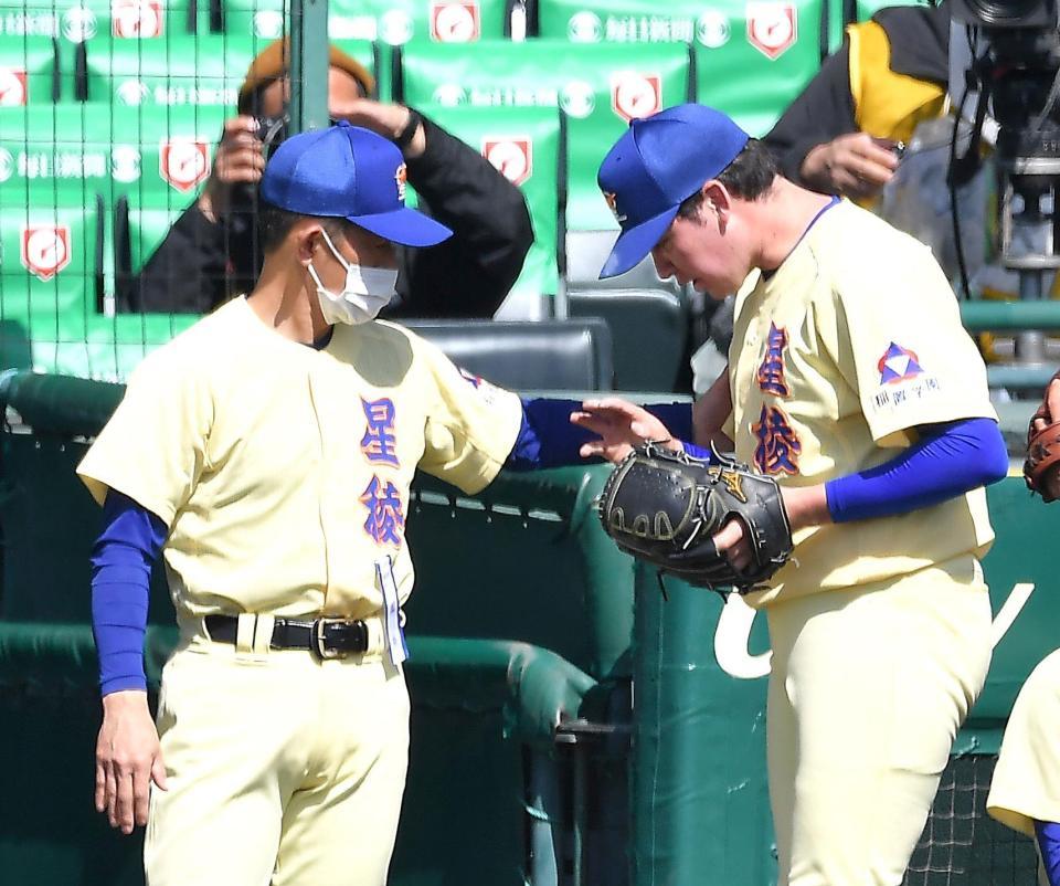 　６回終了後、マーガード（右）の右手をチェックする林監督（撮影・伊藤笙子）