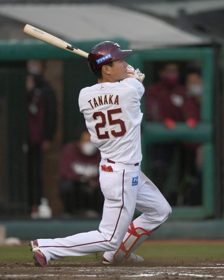 　１１回、中越えにサヨナラ打を放つ田中和（撮影・開出牧）