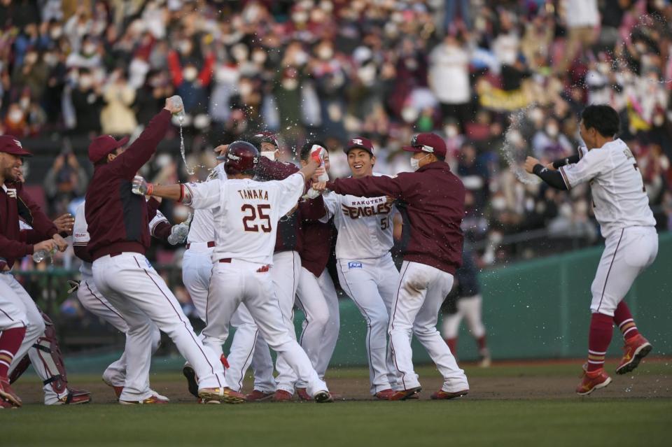 　１１回、サヨナラ打を放ちナインから手荒い祝福を受ける田中和（２５）＝撮影・開出牧