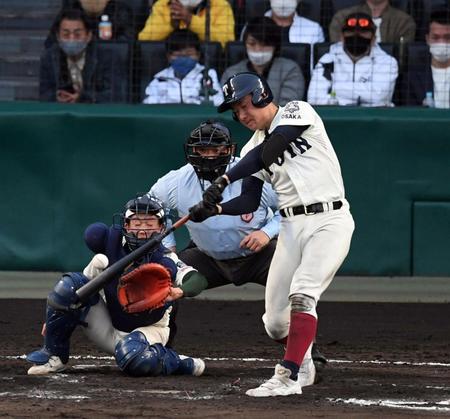 　７回、大阪桐蔭・海老根は左中間に２ランを放つ（撮影・山口登）