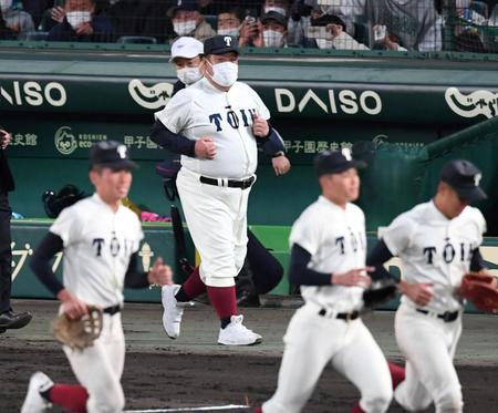 　ベスト４進出を決め試合を終え、大阪桐蔭・西谷監督は応援団にあいさつに向かう（撮影・山口登）