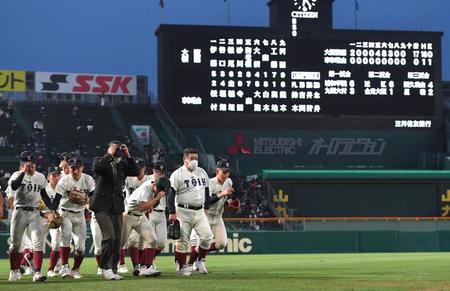 　６本塁打で快勝した西谷監督（右から２人目）率いる大阪桐蔭ナイン（撮影・伊藤笙子）