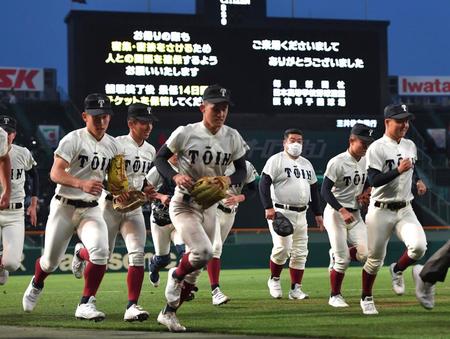 　６本塁打で快勝し、甲子園通算５９勝目を上げた大阪桐蔭・西谷監督（右から３人目）＝撮影・伊藤笙子