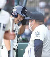 　５回、右越え３ランを放ち、西谷監督（右）の前で笑顔を見せる大阪桐蔭・星子（撮影・伊藤笙子）