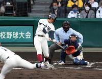 ６回、代打の大阪桐蔭・工藤は右越えに２ランを放つ（撮影・山口登）