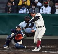 　７回、大阪桐蔭・海老根は左中間に２ランを放つ（撮影・山口登）