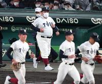 　ベスト４進出を決め試合を終え、大阪桐蔭・西谷監督は応援団にあいさつに向かう（撮影・山口登）