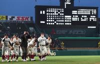 　６本塁打で快勝した西谷監督（右から２人目）率いる大阪桐蔭ナイン（撮影・伊藤笙子）